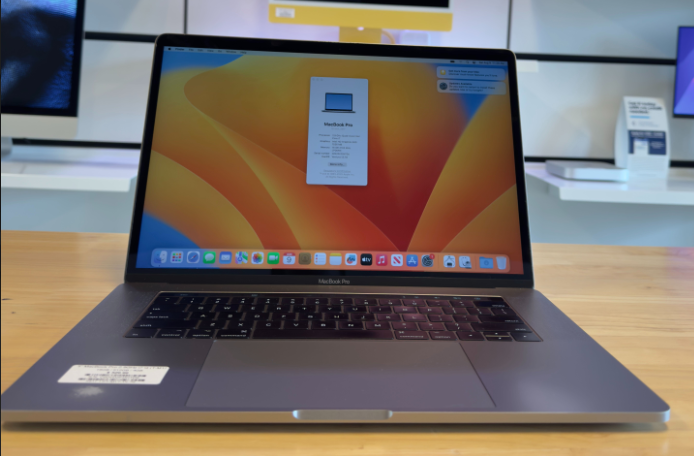 15” MacBook Pro (M17) i7 2.9GHz / 16GB RAM / 512GB SSD / 4GB GPU – Space Gray
