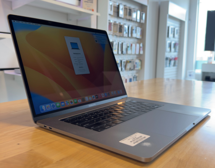 15” MacBook Pro (M17) i7 2.9GHz / 16GB RAM / 512GB SSD / 4GB GPU – Space Gray