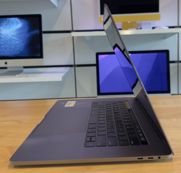 15” MacBook Pro (M17) i7 2.9GHz / 16GB RAM / 512GB SSD / 4GB GPU – Space Gray