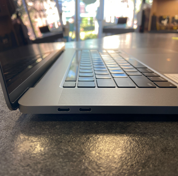 16" Apple MacBook Pro (L19) 2.4GHZ I9 / 64GB / 8TB SSD / 8GB GPU Space Gray