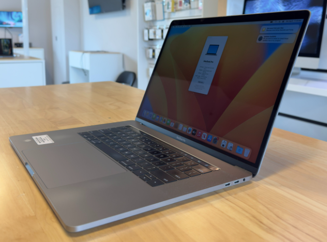 15” MacBook Pro (M17) i7 2.9GHz / 16GB RAM / 512GB SSD / 4GB GPU – Space Gray